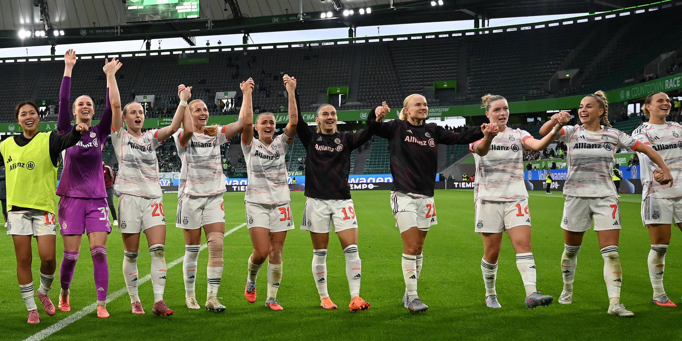 Spielerinnen des Frauenfußballteams von FC Bayern München jubeln über ihren Sieg vor den Fans am 11.10.2025.