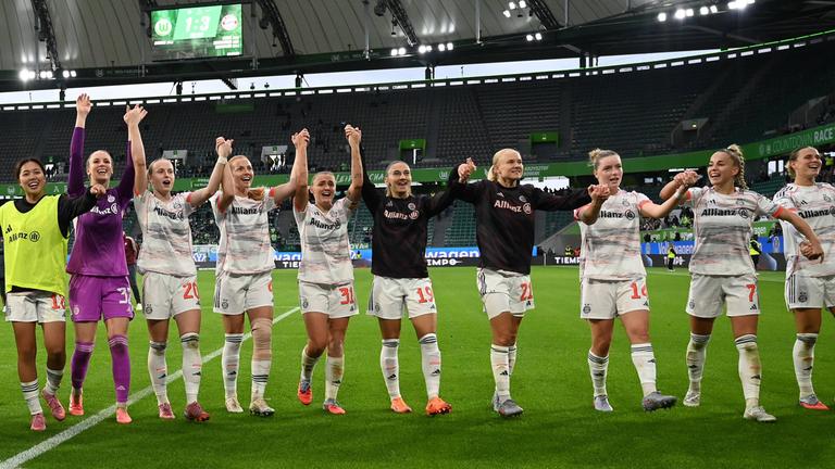 Spielerinnen des Frauenfußballteams von FC Bayern München jubeln über ihren Sieg vor den Fans am 11.10.2025.