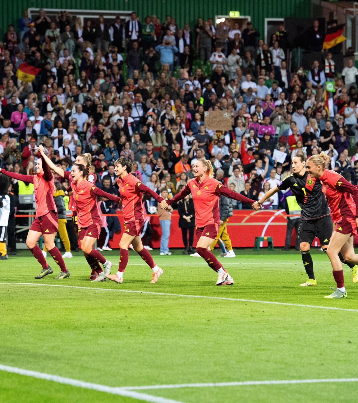 Schlussjubel bei der UEFA Womens Nations League am 5. Spieltag der deutschen Frauen gegen die Niederlande im 4:0 am 30.05.2025 in Bremen.