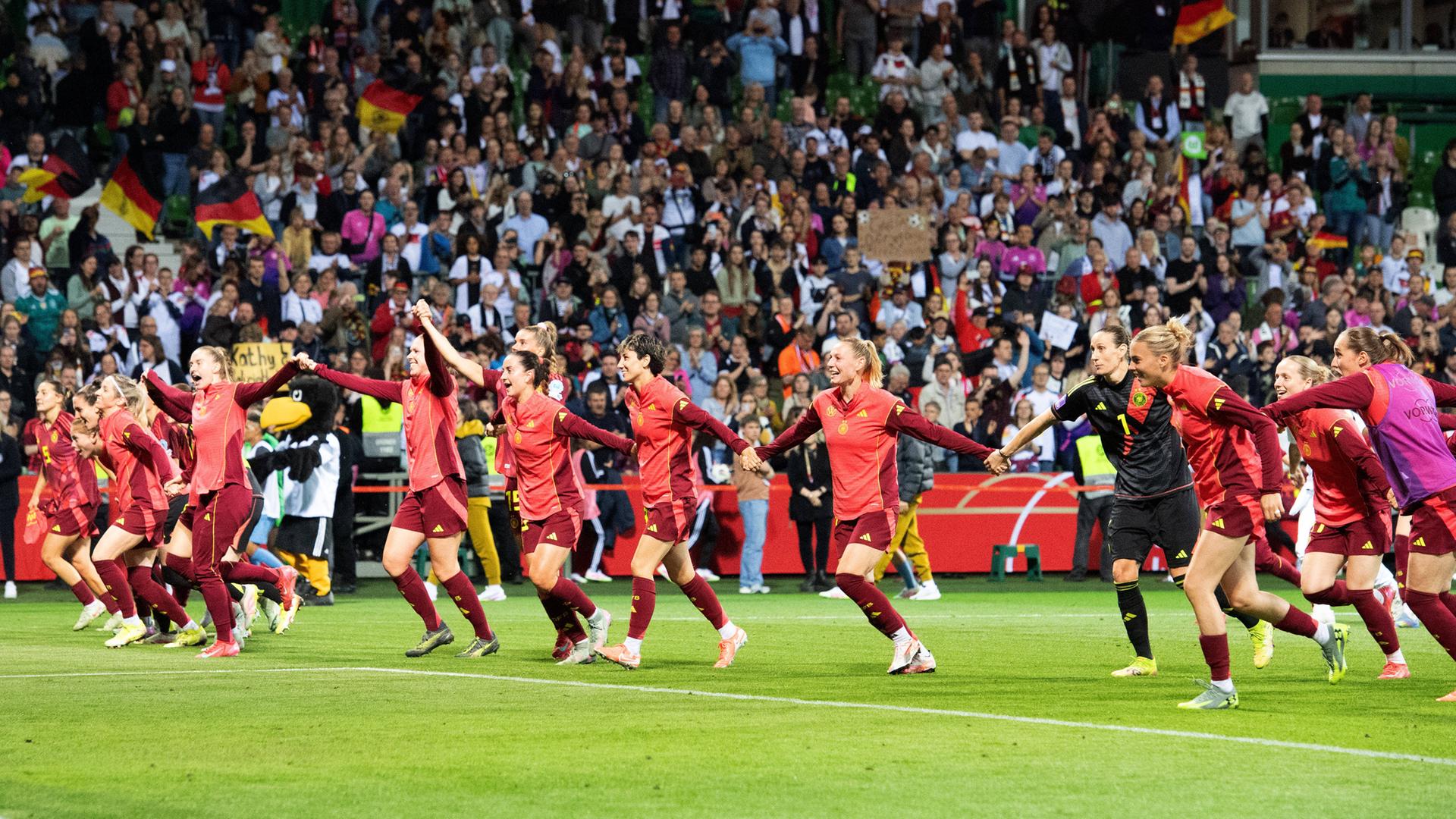 Schlussjubel bei der UEFA Womens Nations League am 5. Spieltag der deutschen Frauen gegen die Niederlande im 4:0 am 30.05.2025 in Bremen.
