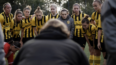 Frauenteam des BVB bei einer Besprechung