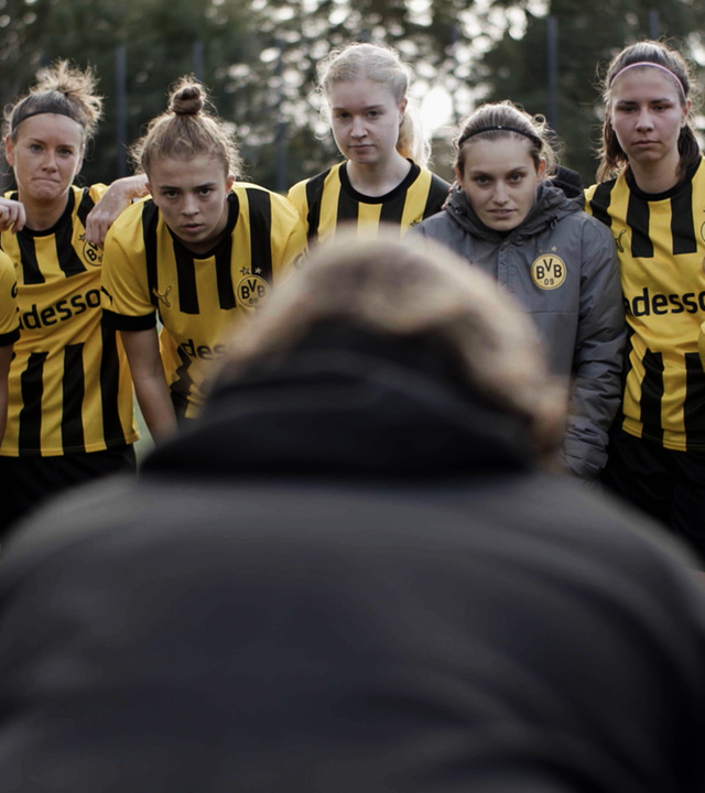Frauenteam des BVB bei einer Besprechung