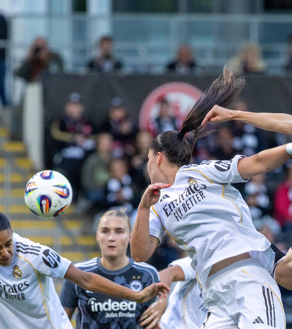 Nadine Riesen (Eintracht Frankfurt, 22) verpasst eine Flanke beim Eckball gegen Rocío Gálvez (Real Madrid, 4).
