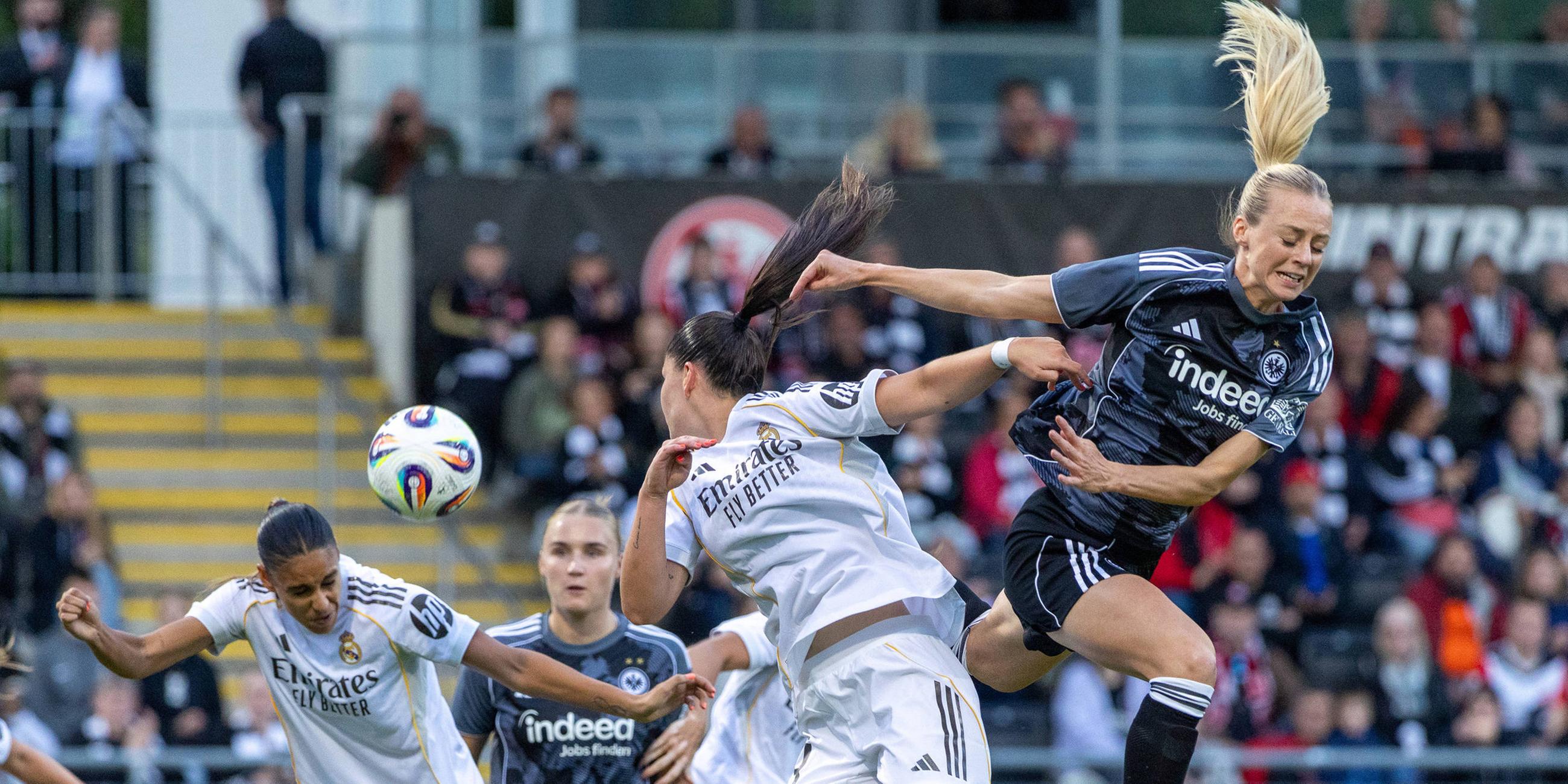 Nadine Riesen (Eintracht Frankfurt, 22) verpasst eine Flanke beim Eckball gegen Rocío Gálvez (Real Madrid, 4).