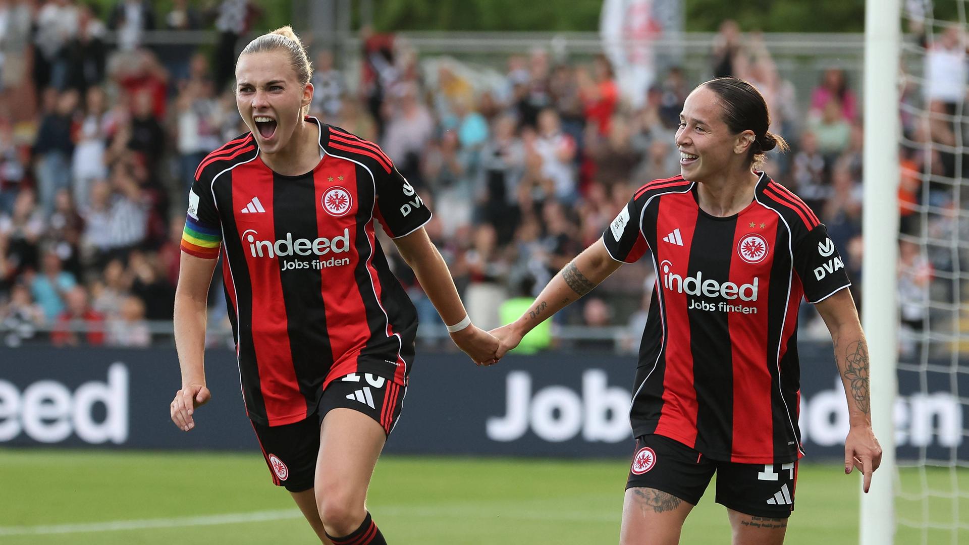Fußballerinnen Laura Freigang und Géraldine Reuteler von Eintracht Frankfurt halten sich bei dem Spiel gegen SGS Essen am 05.09.2025 gemeinsam an der Hand.
