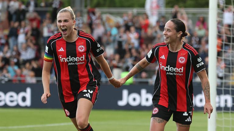 Fußballerinnen Laura Freigang und Géraldine Reuteler von Eintracht Frankfurt halten sich bei dem Spiel gegen SGS Essen am 05.09.2025 gemeinsam an der Hand.