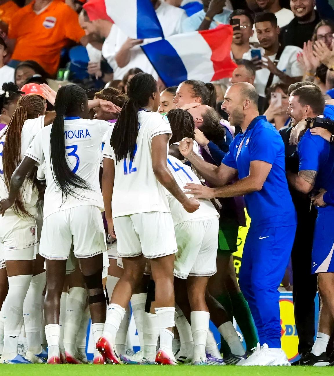 Torjubel zum 1:3 Delphine Cascarino (Frankreich, 20) 