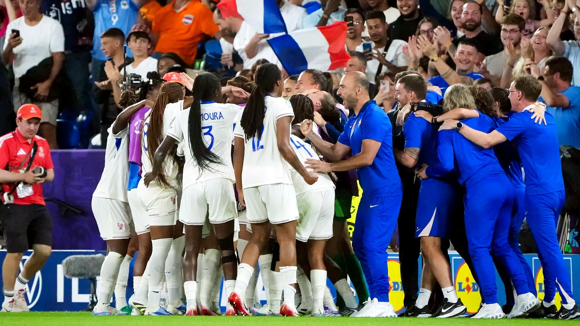 Torjubel zum 1:3 Delphine Cascarino (Frankreich, 20) 