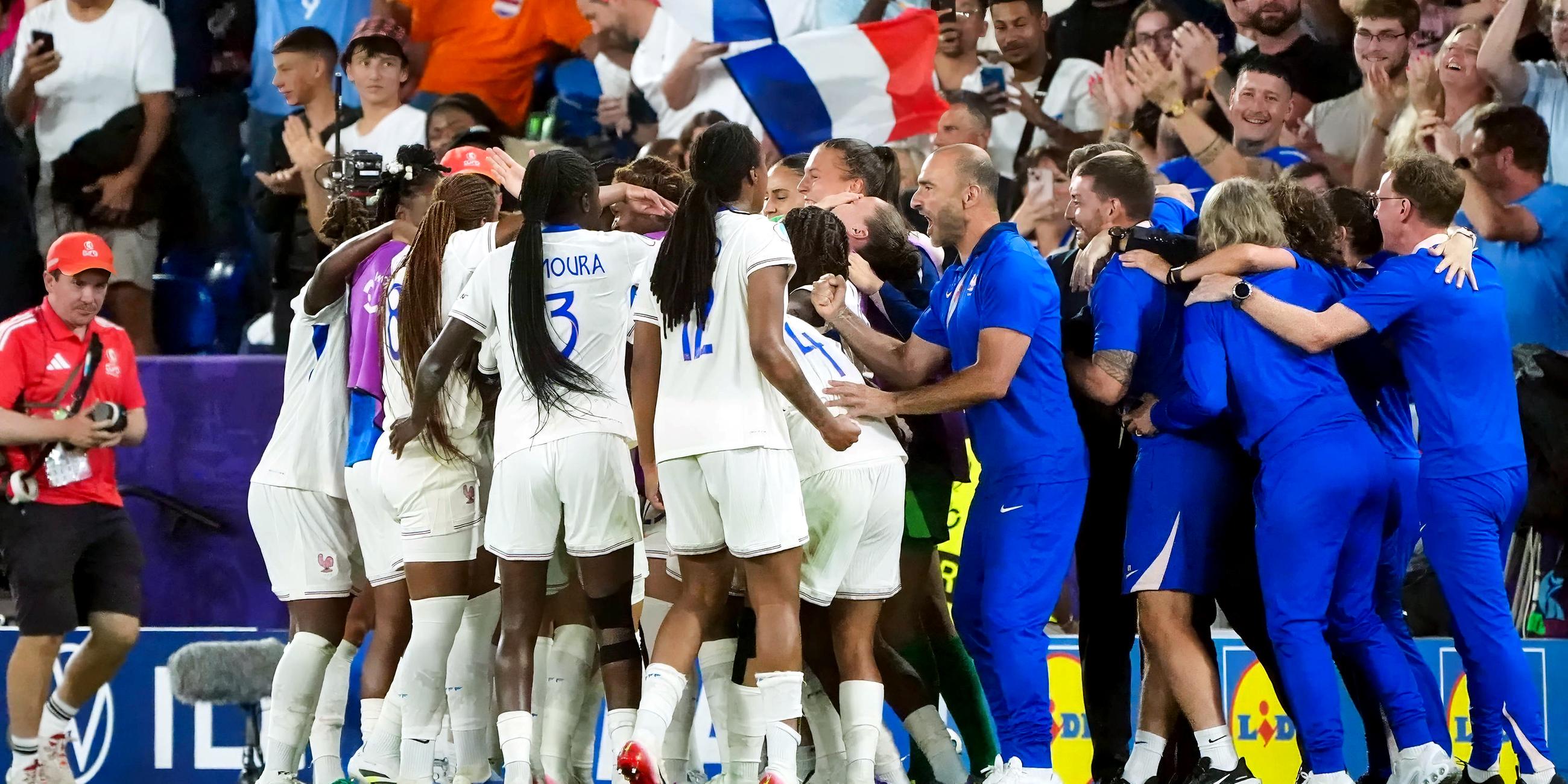 Torjubel zum 1:3 Delphine Cascarino (Frankreich, 20) 