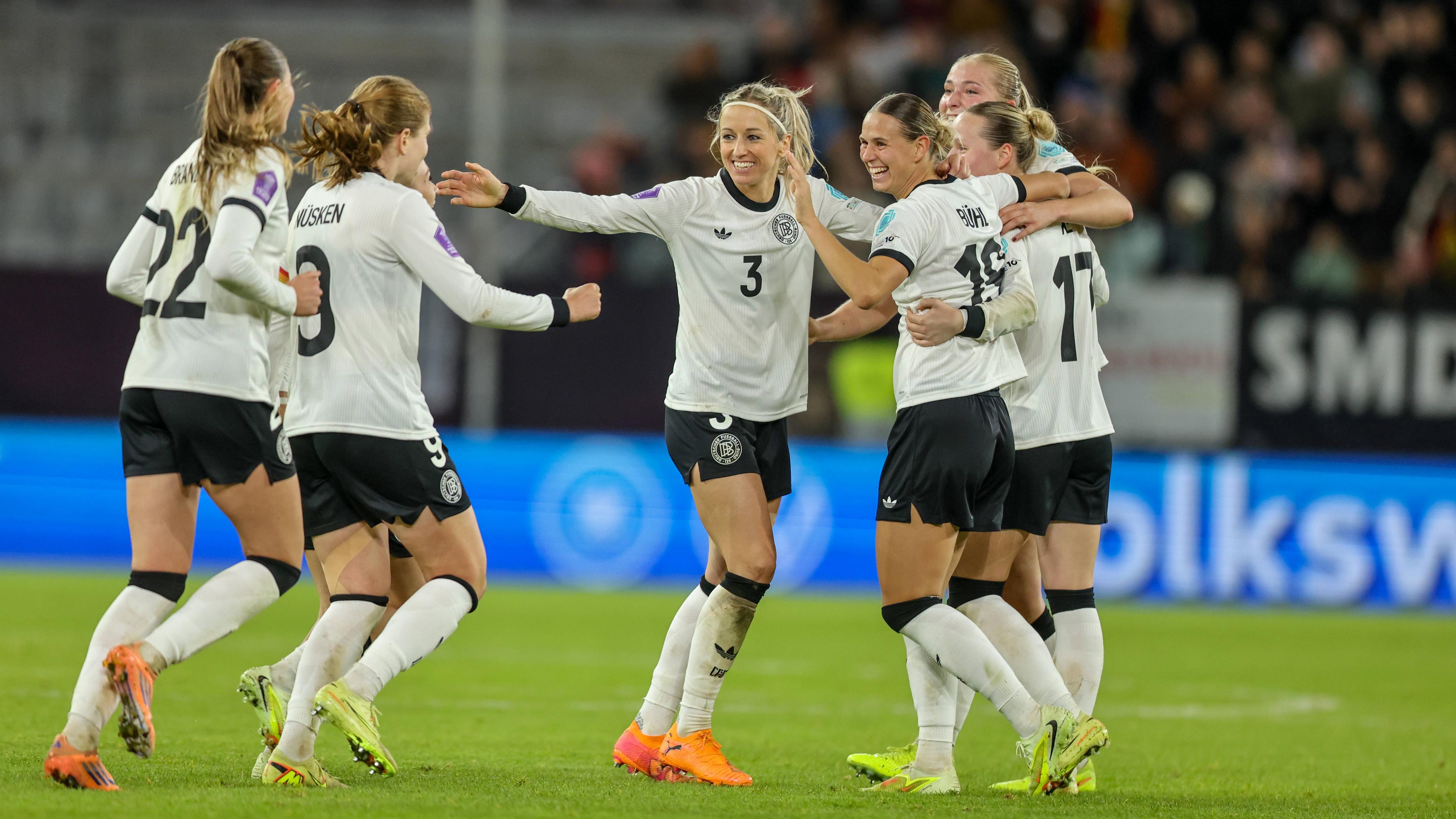 Tor und Jubel bei den deutschen Fußballerinnen am 24.10.2025 bei dem UEFA Womens Nations League-Spiel gegen Frankreich in Düsseldorf.