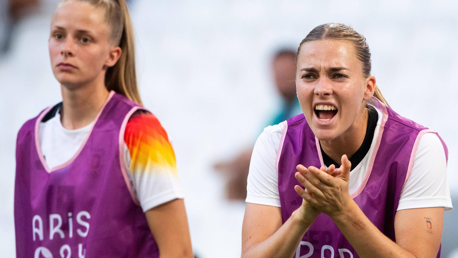 Laura Freigang (Deutschland, 10) motiviert ihr Team.