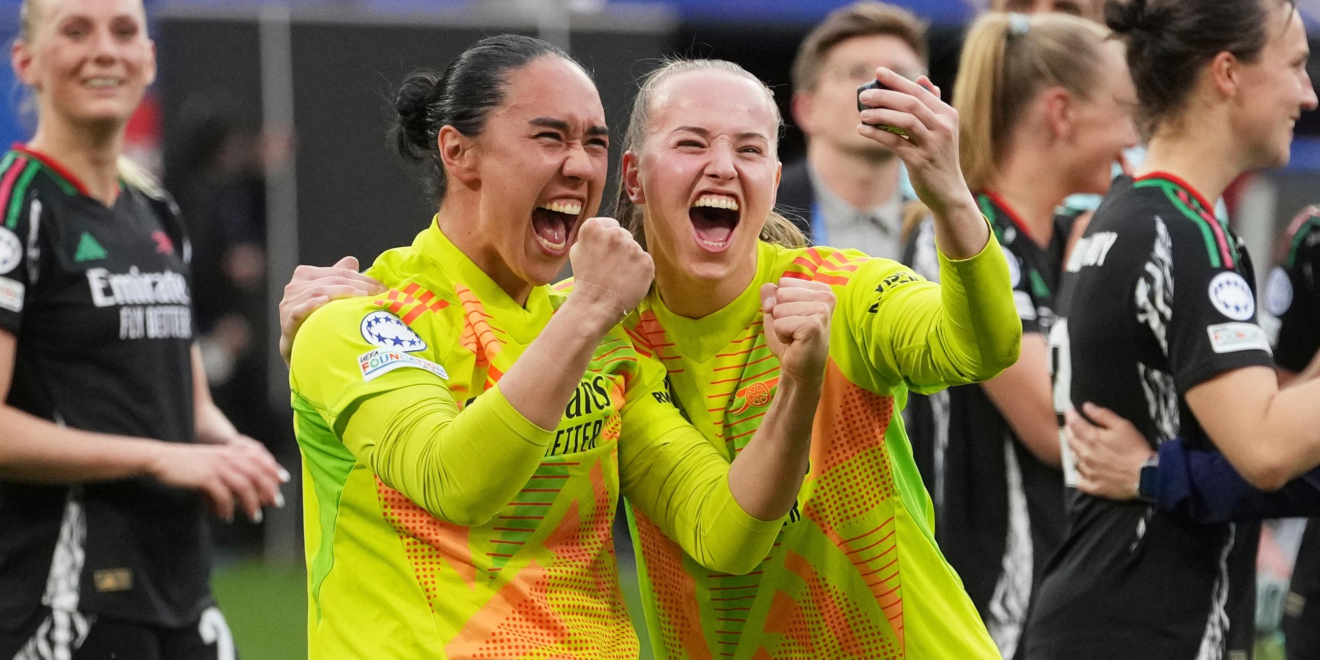 27.04.2025, Frankreich, Decines: Fußball, Frauen: Champions League, Olympique Lyon - WFC Arsenal, K.o.-Runde, Halbfinale, Rückspiele, im OL-Stadion. Die Arsenal-Torhüterinnen Manuela Zinsberger (l) und Daphne van Domselaar feiern nach dem 4:1-Sieg gegen Lyon.