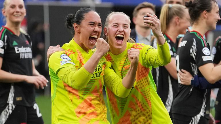 27.04.2025, Frankreich, Decines: Fußball, Frauen: Champions League, Olympique Lyon - WFC Arsenal, K.o.-Runde, Halbfinale, Rückspiele, im OL-Stadion. Die Arsenal-Torhüterinnen Manuela Zinsberger (l) und Daphne van Domselaar feiern nach dem 4:1-Sieg gegen Lyon.