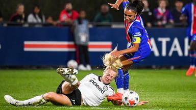 Aus in der Champions League: Eintrachts Sara Doorsoun mit Sakina Karchaoui (Paris Saint Germain).