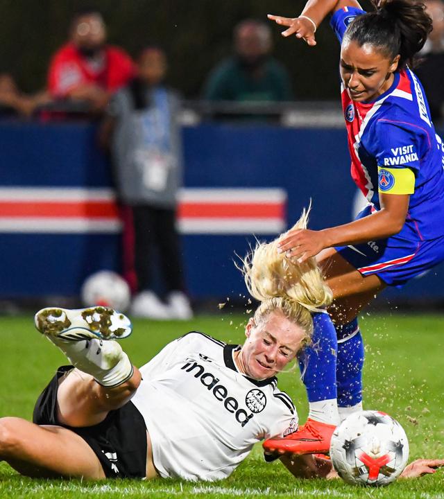 Aus in der Champions League: Eintrachts Sara Doorsoun mit Sakina Karchaoui (Paris Saint Germain).