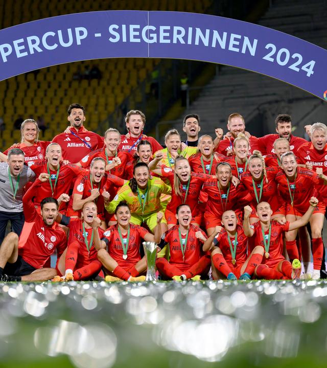 Die Frauen des FC Bayern München gewinnen den Supercup 2024.