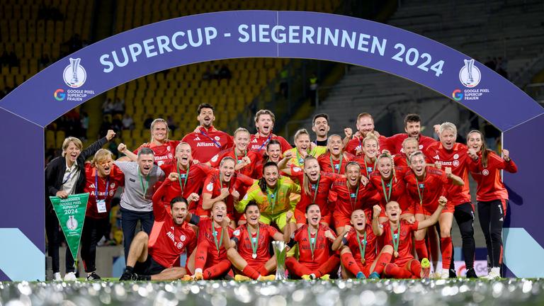Die Frauen des FC Bayern München gewinnen den Supercup 2024.