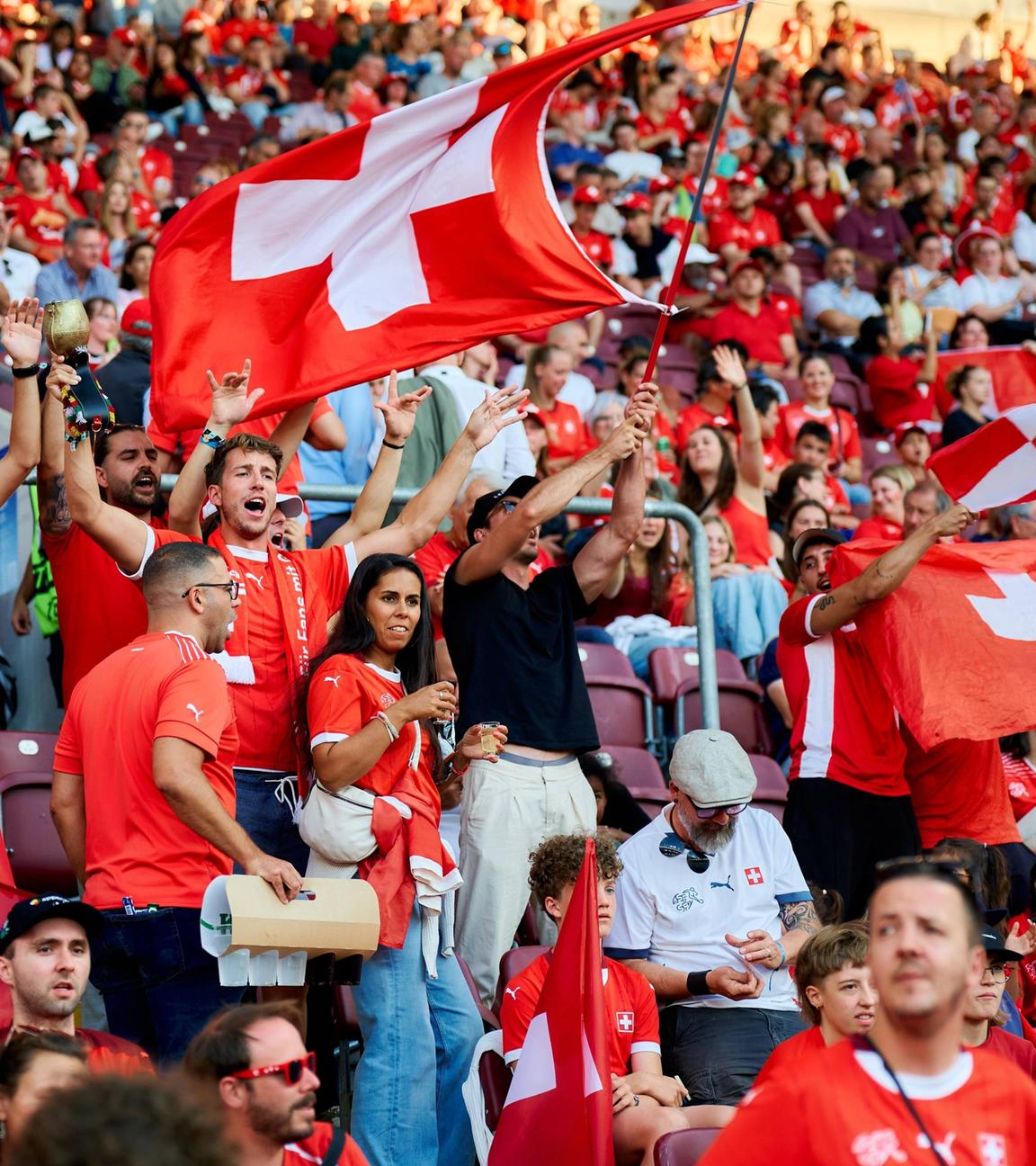 UEFA Womens Euro 2025: Fans der Schweizer Nati mit Fahnen und Flaggen mit dem Schweizer Kreuz am 10.07.2025.