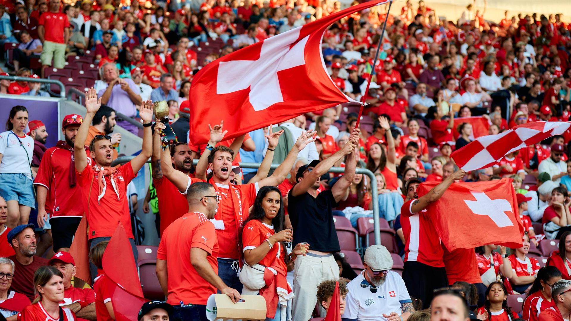 UEFA Womens Euro 2025: Fans der Schweizer Nati mit Fahnen und Flaggen mit dem Schweizer Kreuz am 10.07.2025.