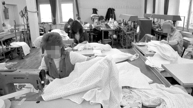 Weibliche Häftlinge im Frauengefängnis Stollberg-Hoheneck bei der Zwangsarbeit in einer Näherei.