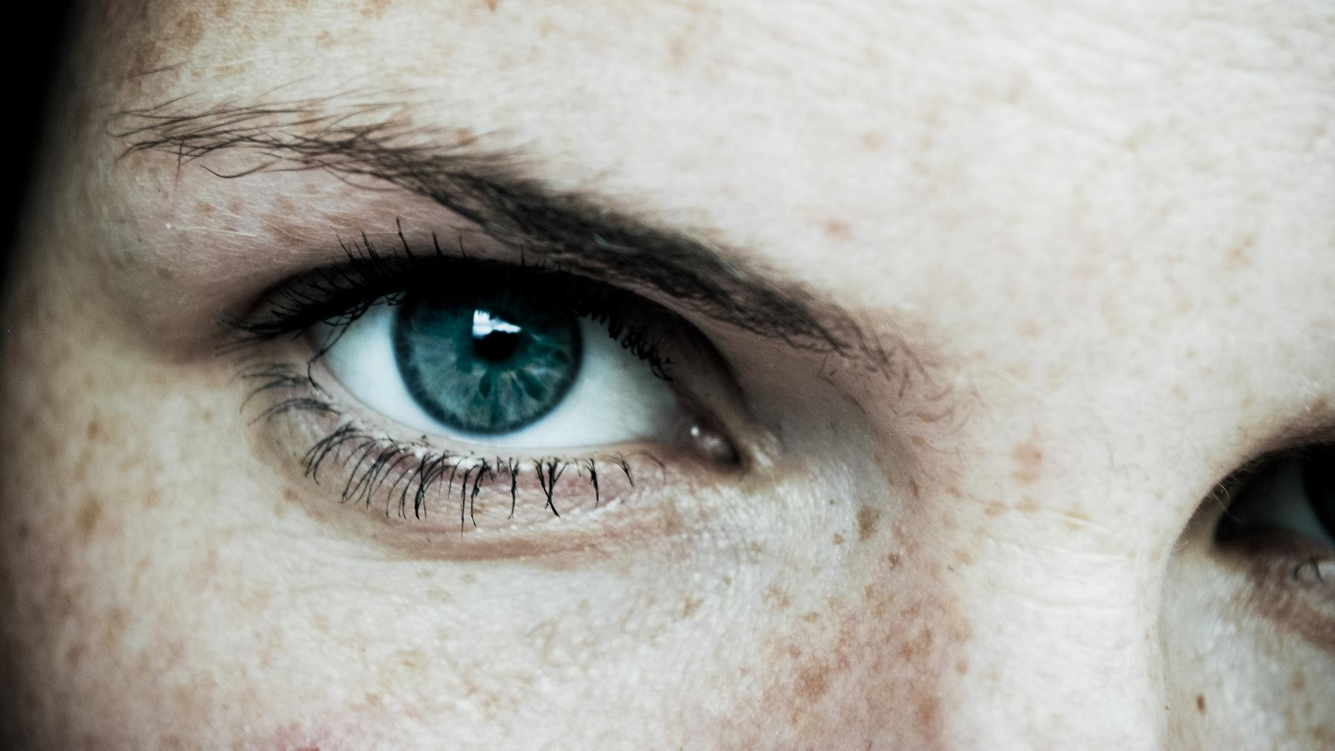 Frau blickt in die Kamera