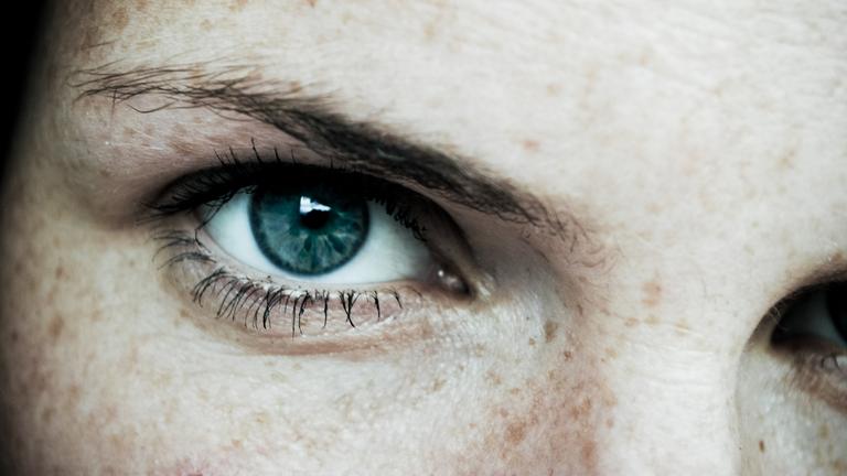 Frau blickt in die Kamera