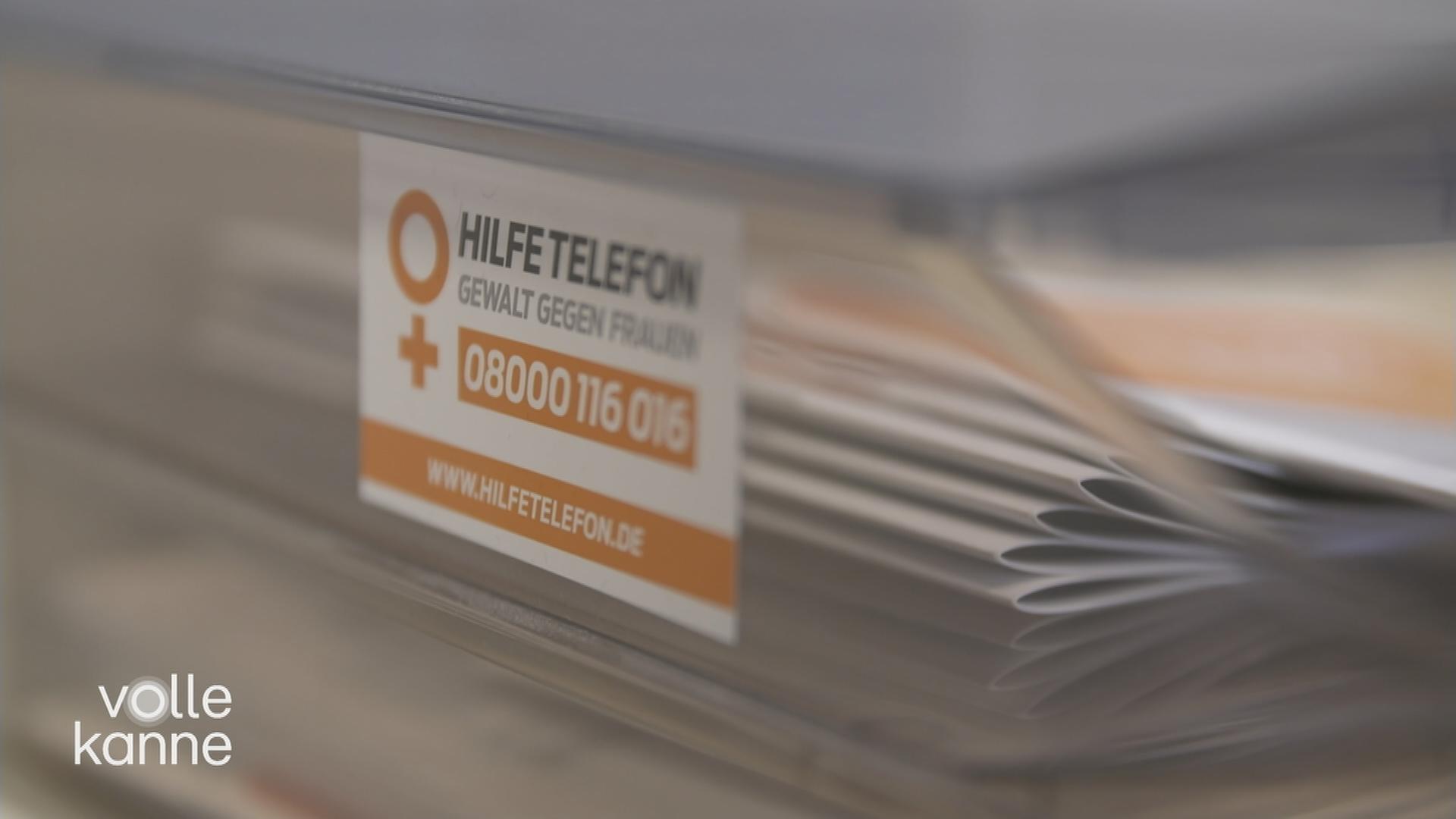 Zettel mit Aufschrift: Hilfetelefon Gewalt gegen Frauen 0800 116016