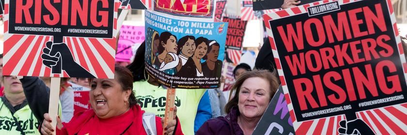"Frauenprotest und Widerstand - Kampf für ein neues Amerika": Frauen demonstrieren mit Schildern und Plakaten.