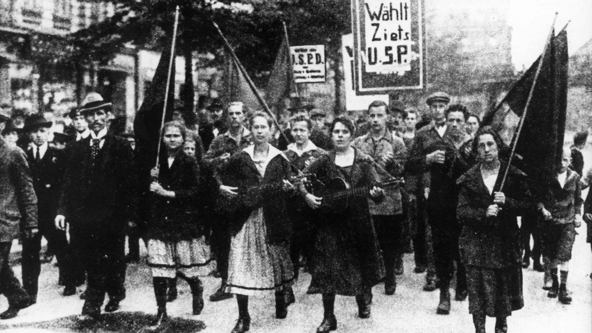 Demonstrationszug mit Frauen für die USPD 1919