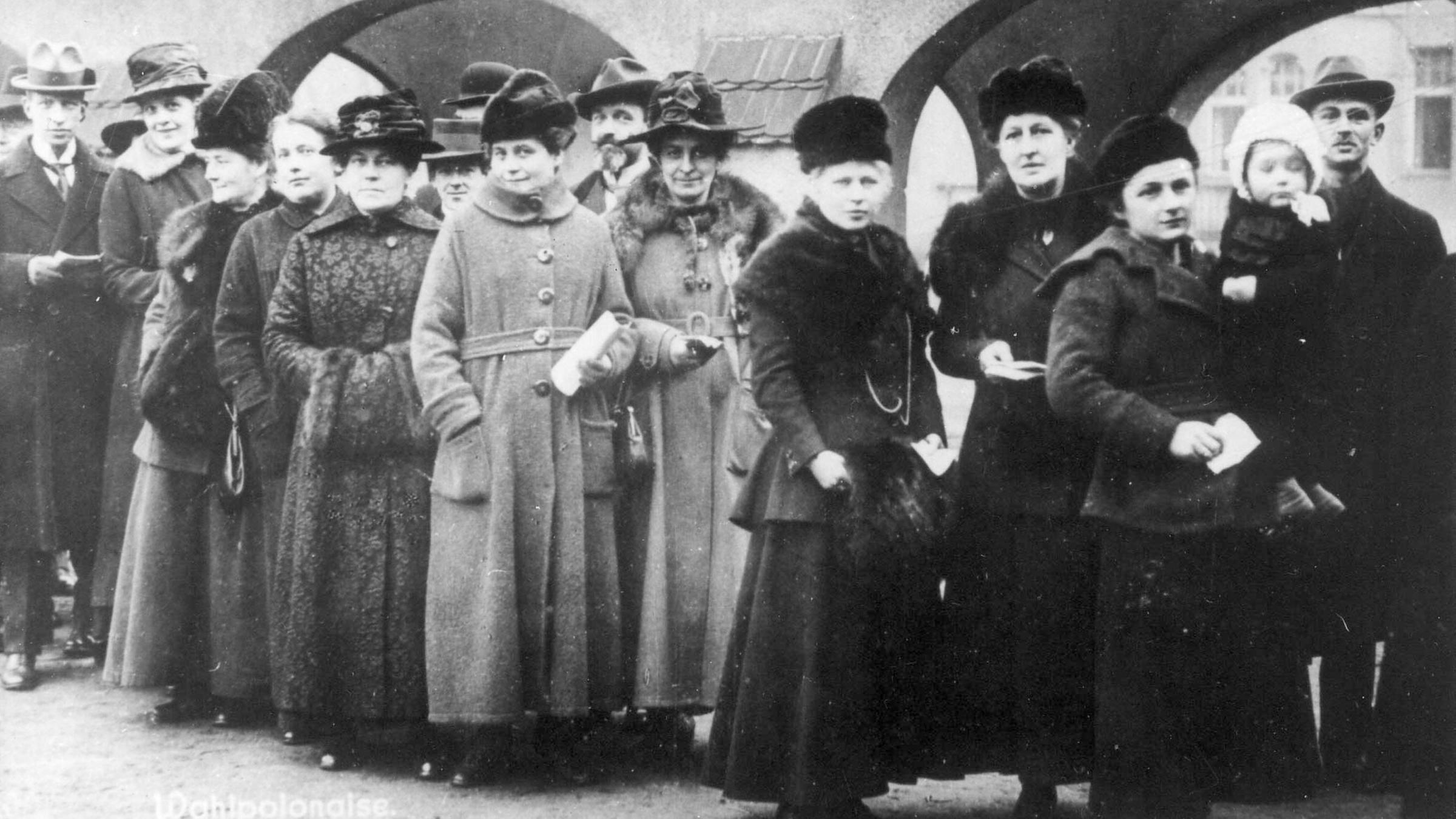 Frauen stehen 1919 in einer Schlange vor einem Wahllokal