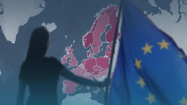 Euopakarte und die Silhouette einer Frau mit der EU-Flagge in der Hand