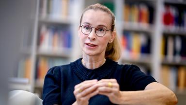Frauke Brosius-Gersdorf spricht energisch während eines dpa-Interviews am 07.08.2026 in Potsdam, Brandenburg.