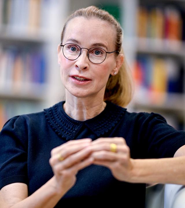 Frauke Brosius-Gersdorf spricht energisch während eines dpa-Interviews am 07.08.2026 in Potsdam, Brandenburg.