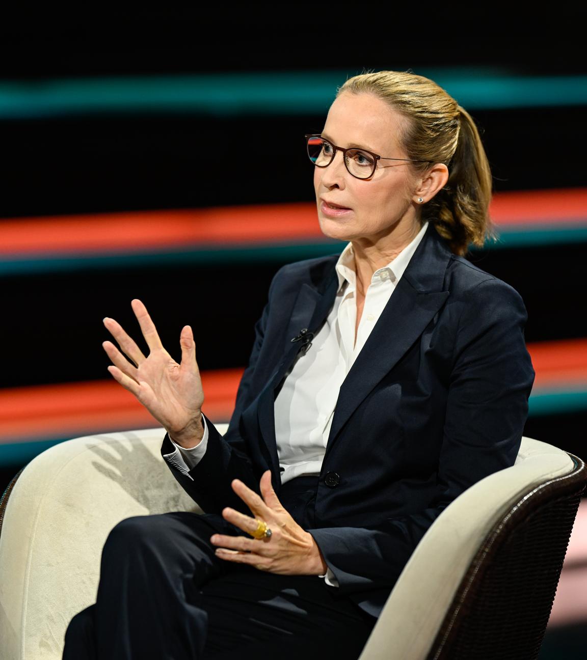 Frauke Brosius-Gersdorf sitzt bei Markus Lanz auf einem Stuhl. Sie gestikuliert mit beiden Händen während sie redet. Sie trägt einen Zopf.