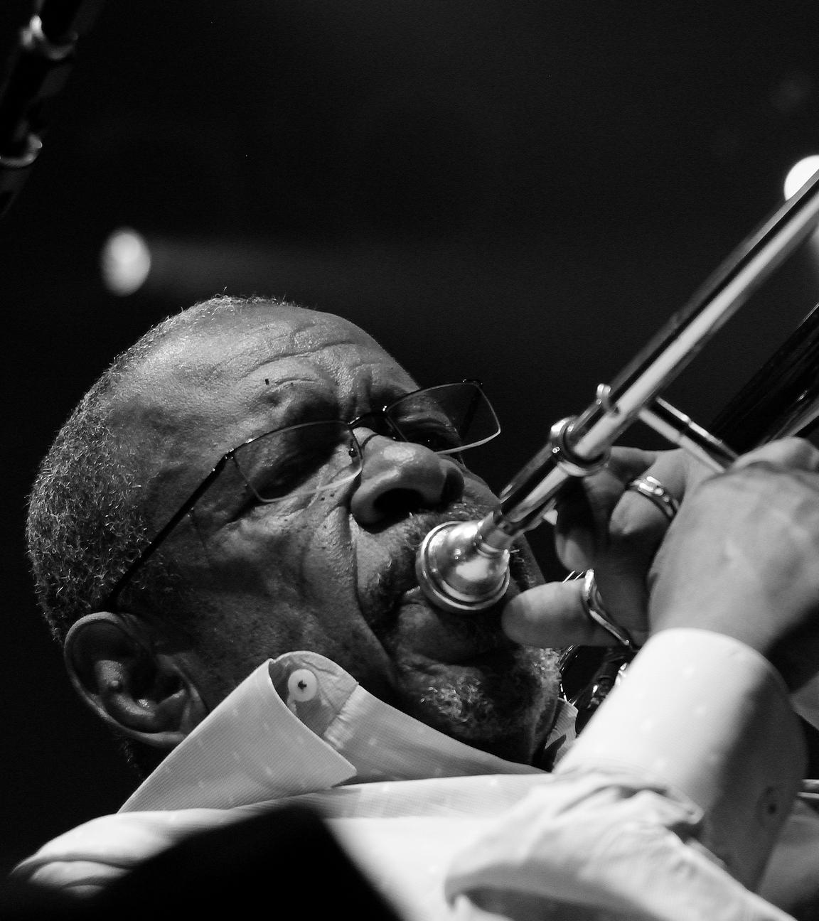 Der legendäre Posaunist von Maceo Parker, Fred Wesley in schwarz-weiß.