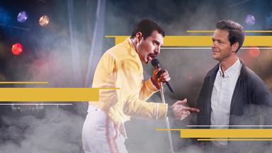 Jo Schück blickt auf ein Foto von Freddie Mercury 