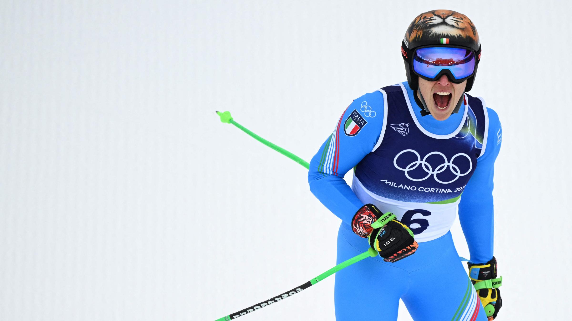 Federica Brignone jubelt im Zielbereich nach ihrem Super-G-Wettbewerb der Frauen in Cortina d'Ampezzo am 12. Februar 2026.