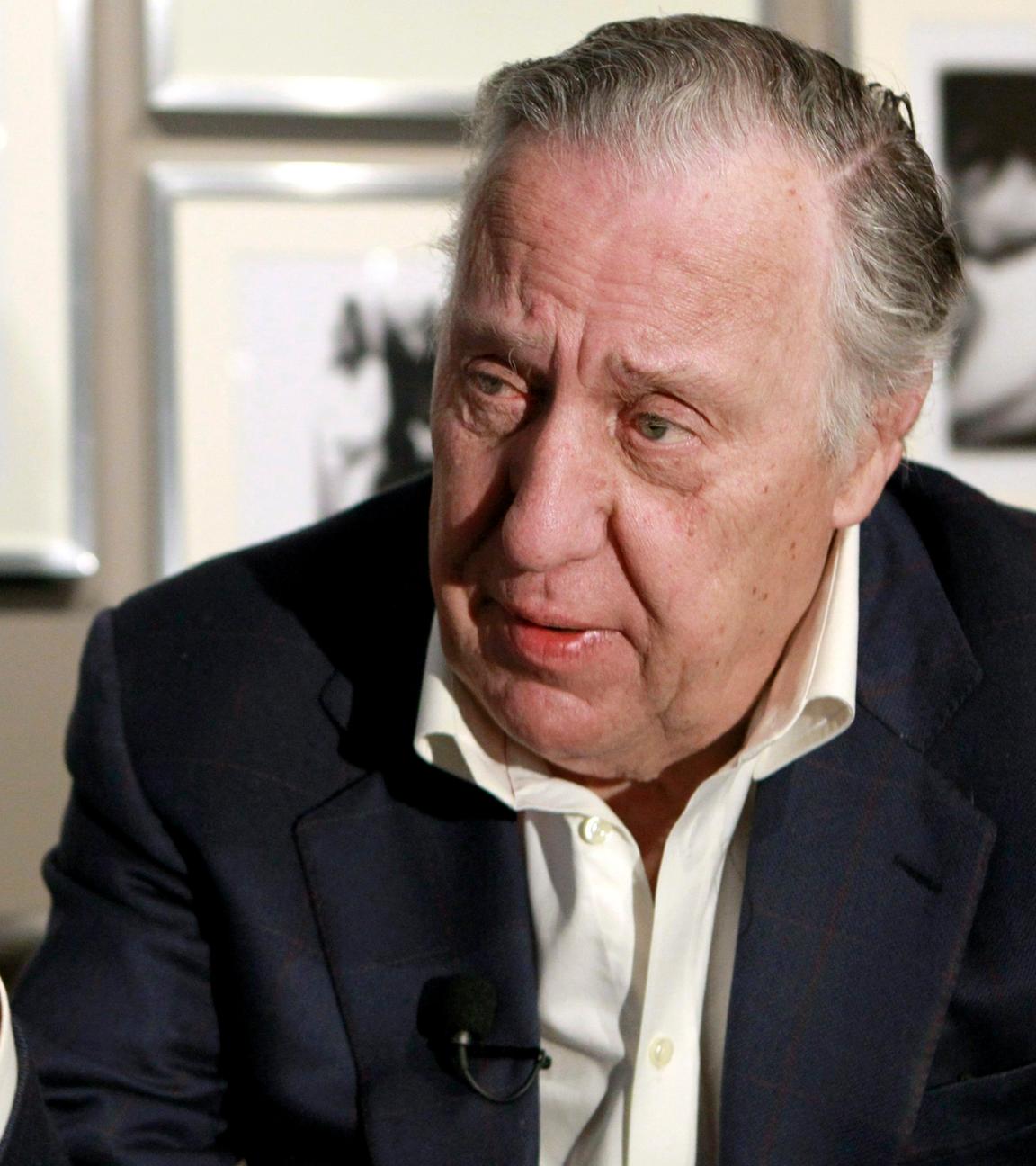 Frederick Forsyth gestikuliert bei einem Interview mit der spanischen Nachrichtenagentur EFE am 15.02.2011 in Madrid