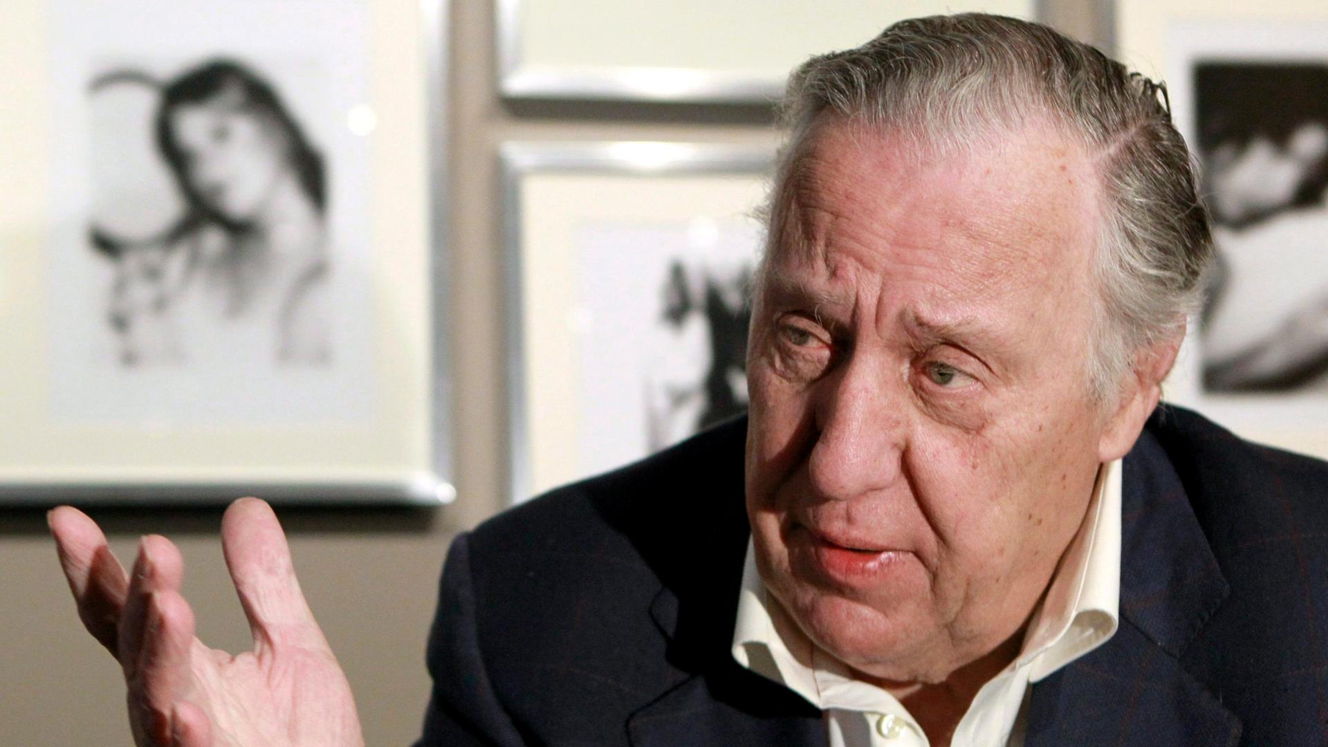 Frederick Forsyth gestikuliert bei einem Interview mit der spanischen Nachrichtenagentur EFE am 15.02.2011 in Madrid