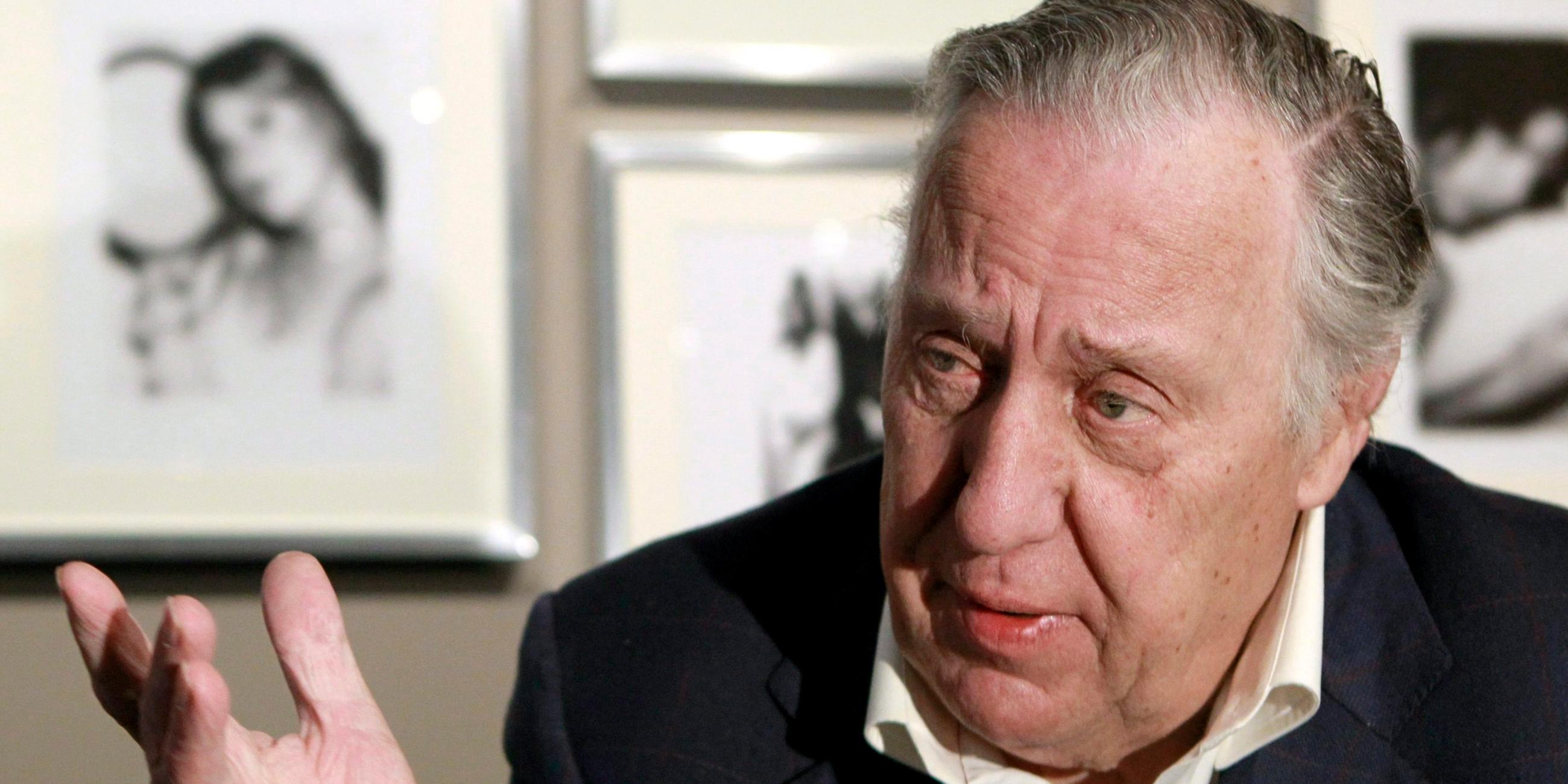 Frederick Forsyth gestikuliert bei einem Interview mit der spanischen Nachrichtenagentur EFE am 15.02.2011 in Madrid