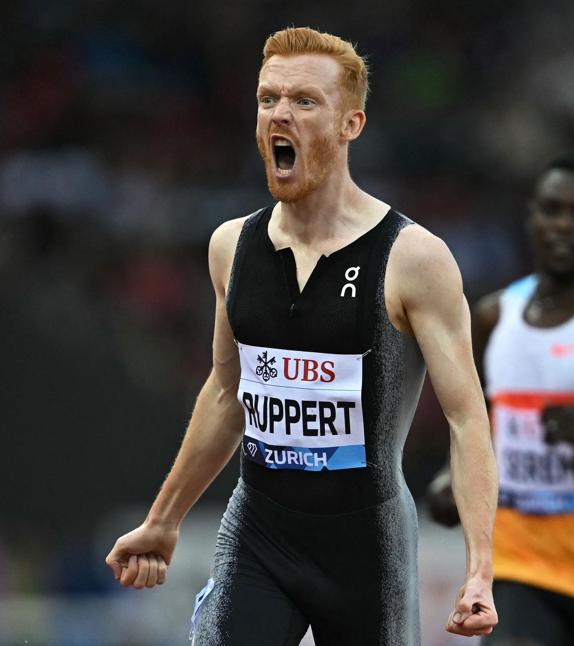 3.000-Meter-Hindernisläufer Frederik Ruppert bejubelt seinen Sieg beim Diamond-League-Meeting in Zürich