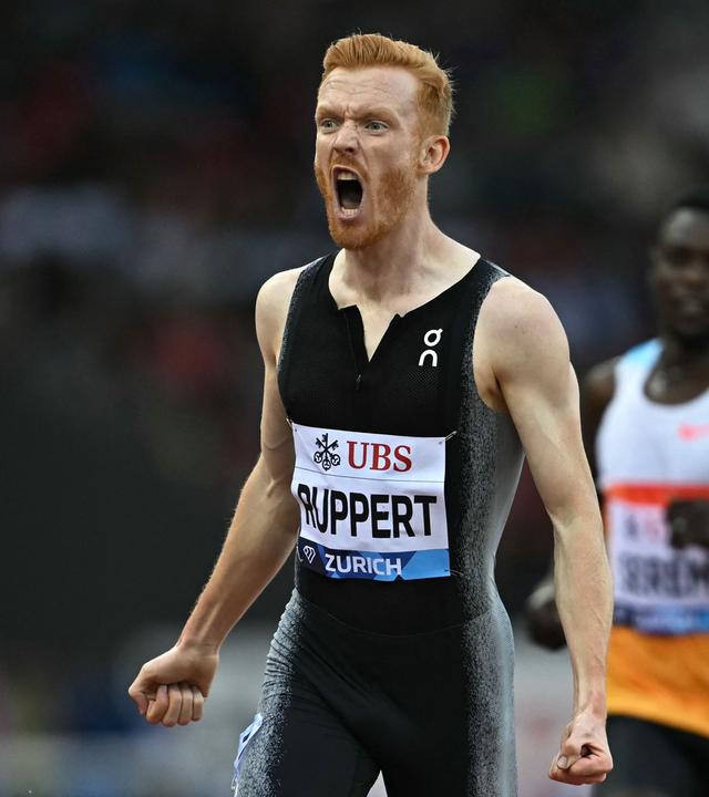 3.000-Meter-Hindernisläufer Frederik Ruppert bejubelt seinen Sieg beim Diamond-League-Meeting in Zürich
