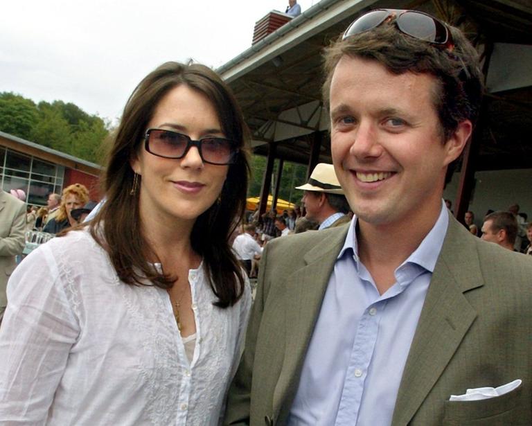 Ein Archivbild zeigt Kronprinz Frederik von Dänemark und seine Freundin Mary Donaldson im Jahr 2003.