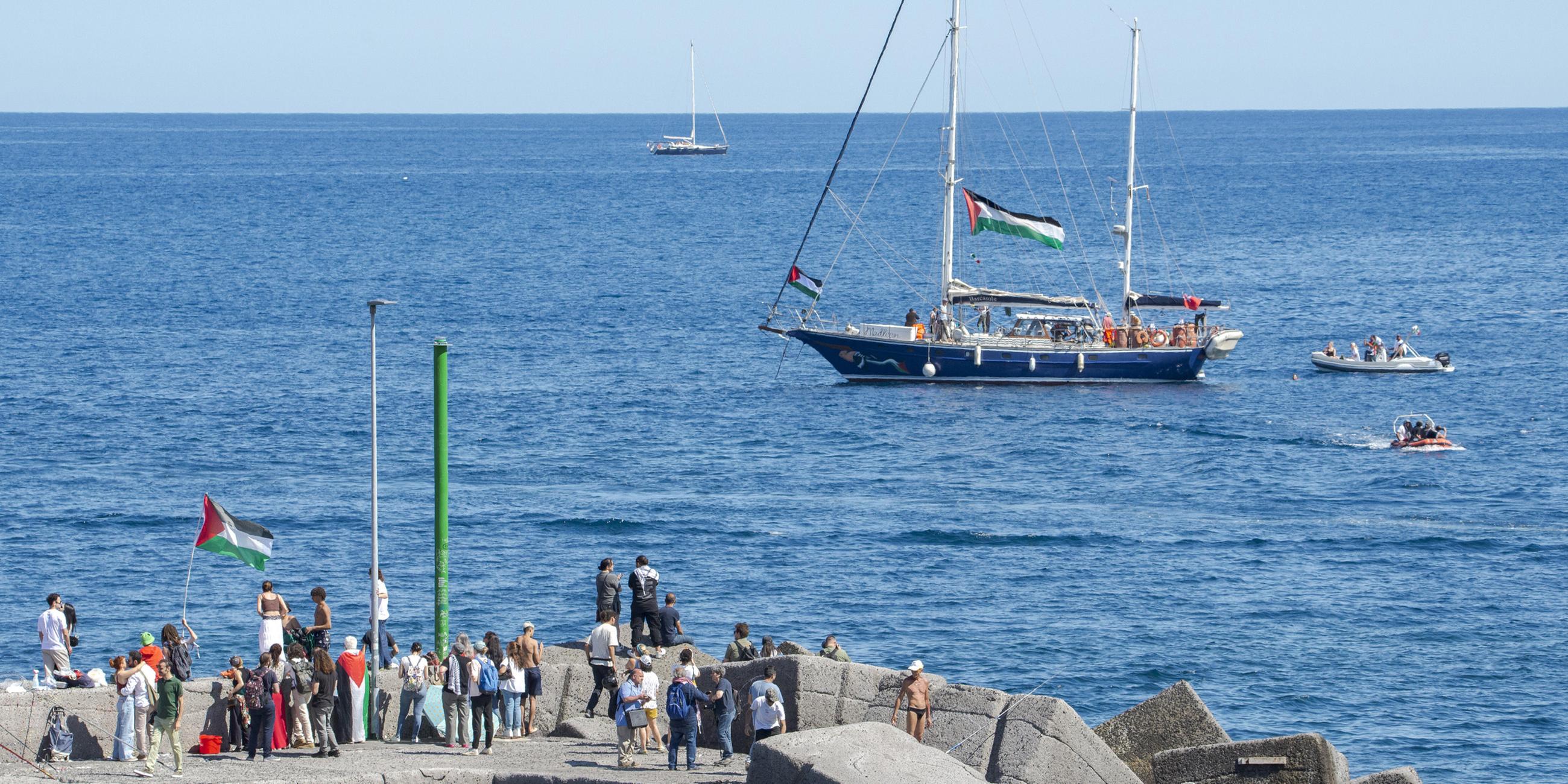 Die humanitäre Organisation Freedom Flotilla Coalition bereitet in Catania die Abfahrt des Segelboots Madleen vor,  auch Greta Thunberg wird an der Mission teilnehmen. 