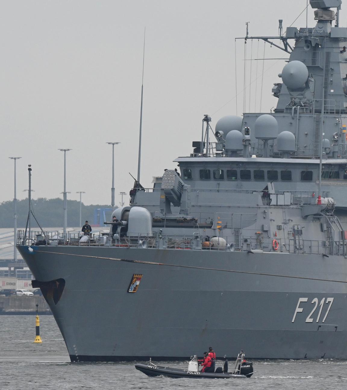 Die Fregatte Bayern läuft für das Marine-Manöver "Baltic Operations" aus den Hafen Rostock Warnemünde aus. Aufgenommen am 05.06.2025.