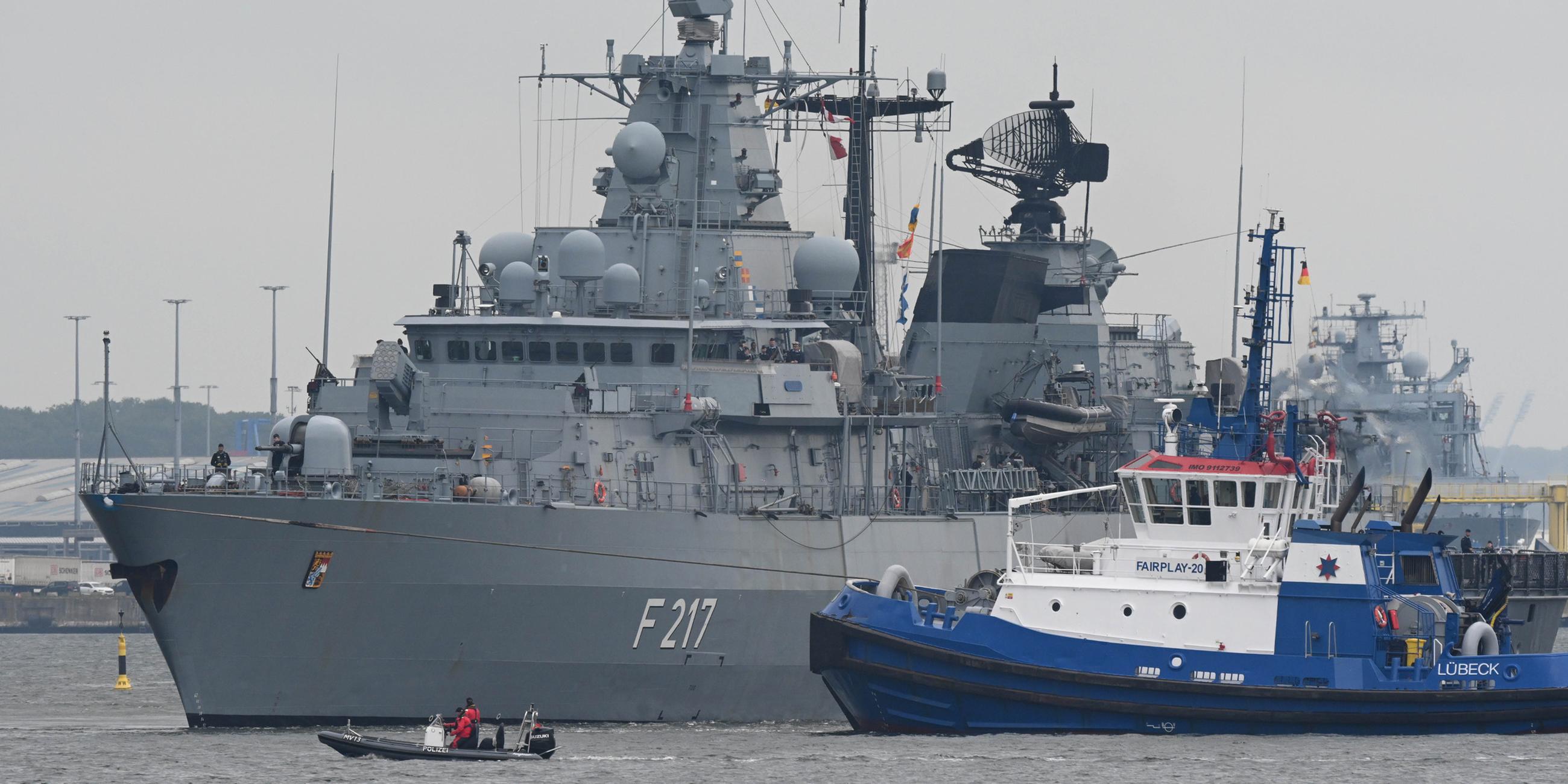 Die Fregatte Bayern läuft für das Marine-Manöver "Baltic Operations" aus den Hafen Rostock Warnemünde aus. Aufgenommen am 05.06.2025.