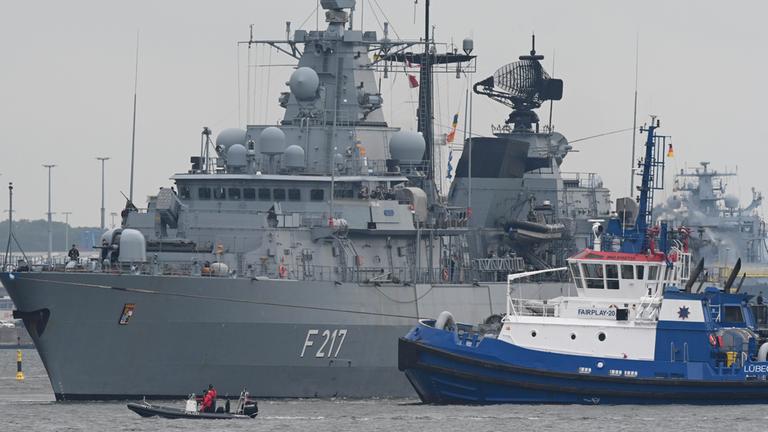 Die Fregatte Bayern läuft für das Marine-Manöver "Baltic Operations" aus den Hafen Rostock Warnemünde aus. Aufgenommen am 05.06.2025.