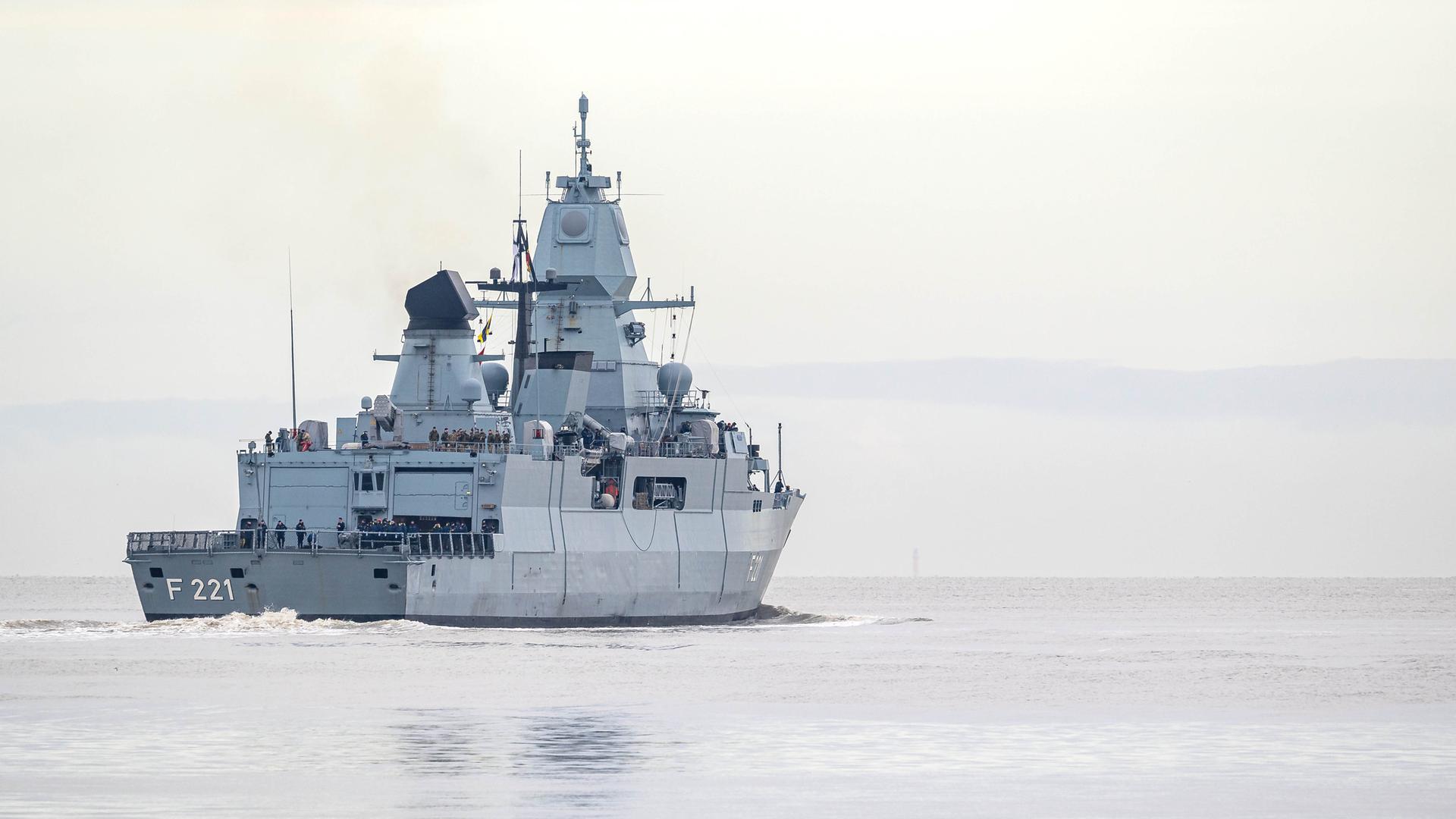 Niedersachsen, Wilhelmshaven: Die Fregatte "Hessen" läuft aus dem Hafen aus.