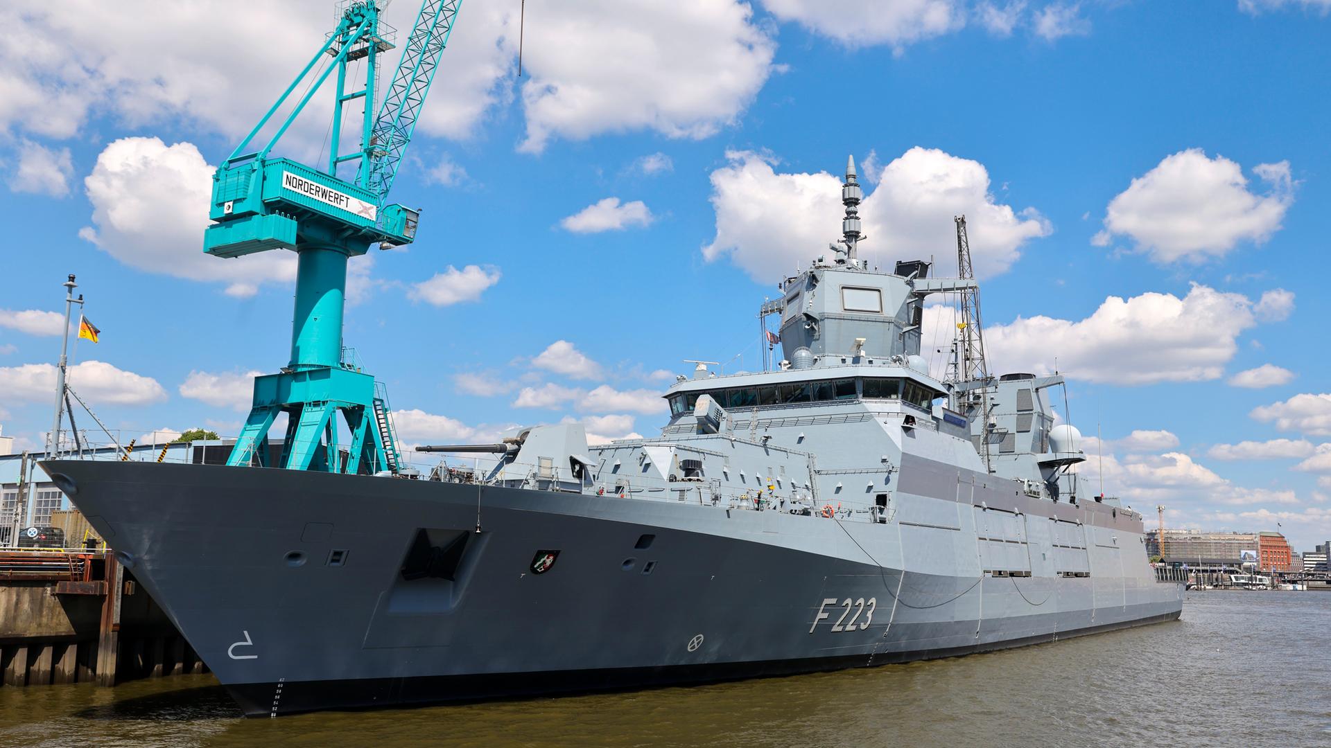 Hamburg: Die Fregatte Nordrhein-Westfalen (F223) der Deutschen Marine liegt an einer Kaimauer der Norderwerft im Hamburger Hafen.