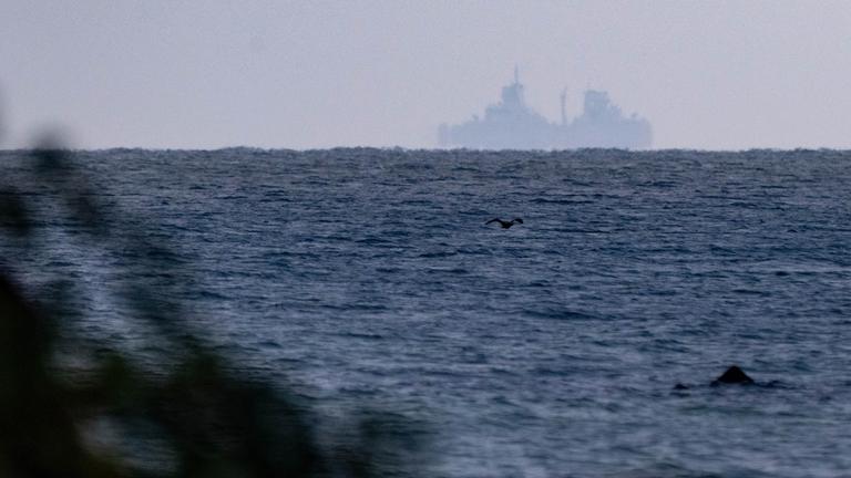 Die Fregatte Nordrhein-Westfalen fährt vor der Insel Rügen auf der Ostsee.